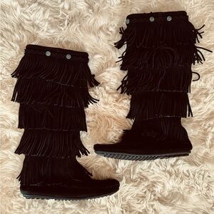 Minnetonka Moccasin’s, Suede Leather, Black, 5-Layer Fringe w/ Conchos, Sz 7
